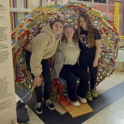 Schülerinnen in einer bunten Holzkonstruktion