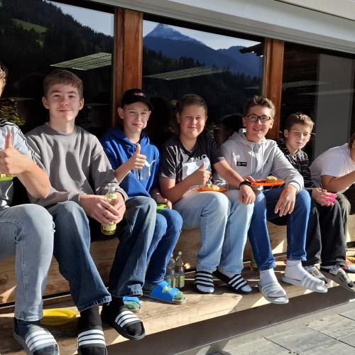 Die Burschen genießen die Sonne in der Pause.
