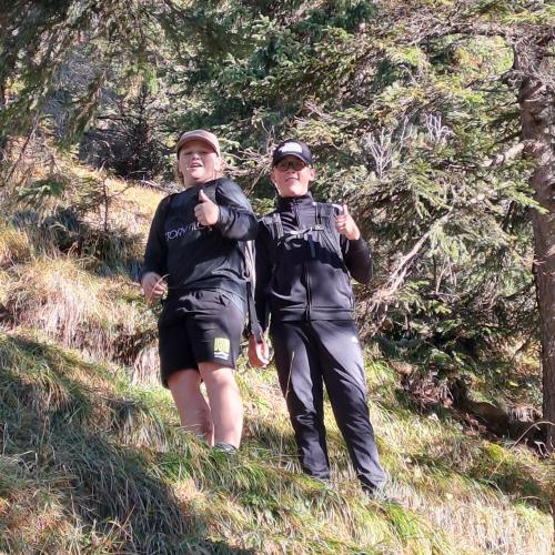 2 Schüler im Wald