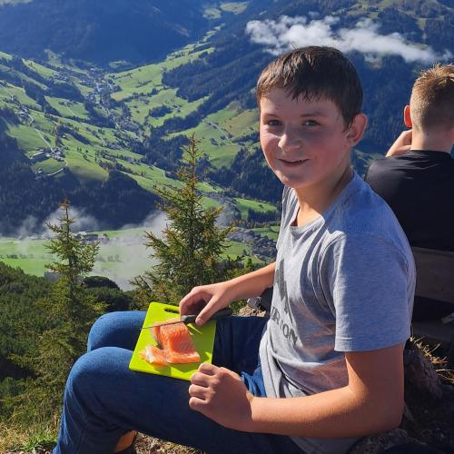 Schüler isst Lachs