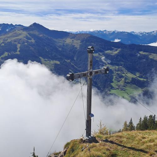 Gipfelkreuz mit Wolken