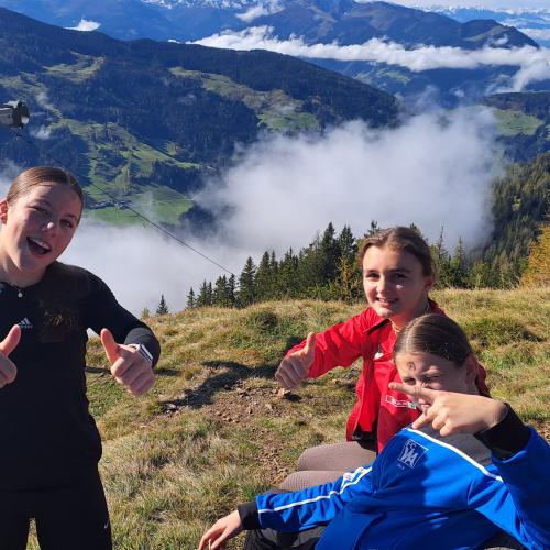 3 Schülerinnen auf dem Gipfel