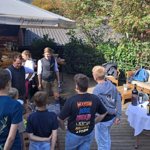 Schülergruppe auf der Terrasse des Böglerhofs