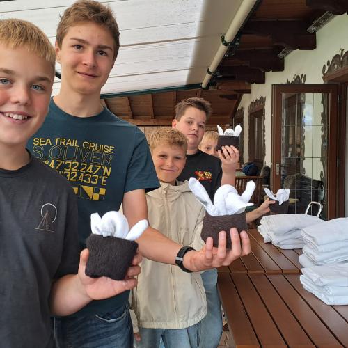 Vier Schüler präsentieren stolz ihre Handtuchpinguine
