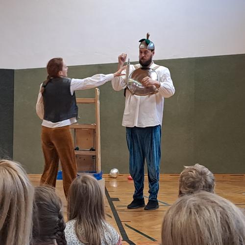 Zwei Schauspieler im Turnsaal