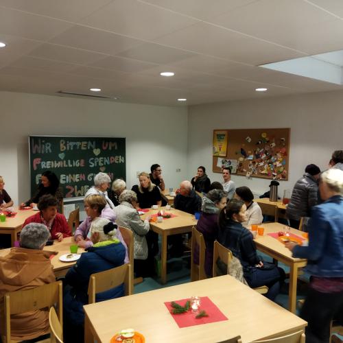 Besucher in der Schulküche