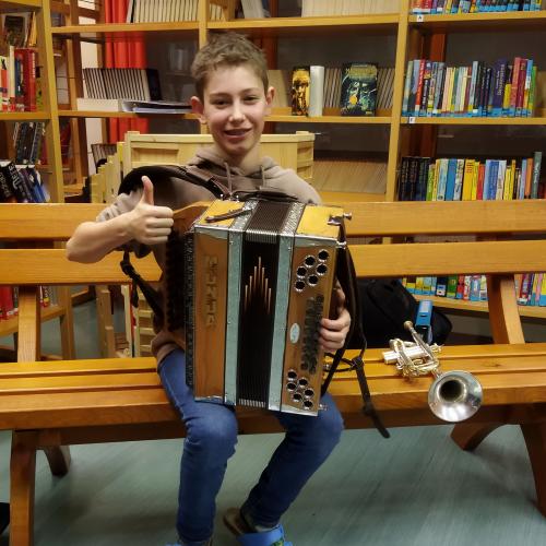 Ein Schüler spielt Ziehharmonika
