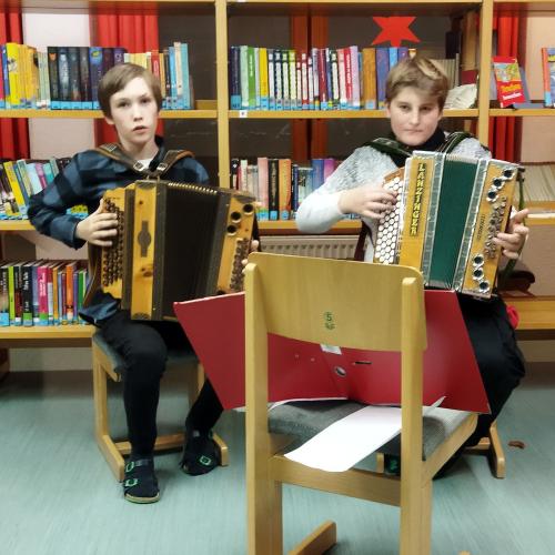Zwei Schüler spielen Ziehharmonika
