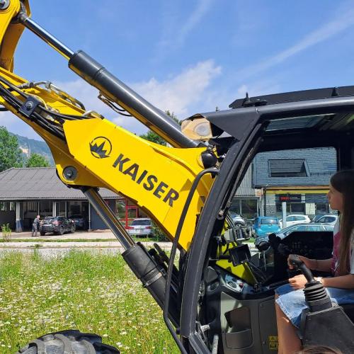 Schülerin in einem Bagger