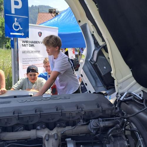 Schüler beim LKW-Inspizieren
