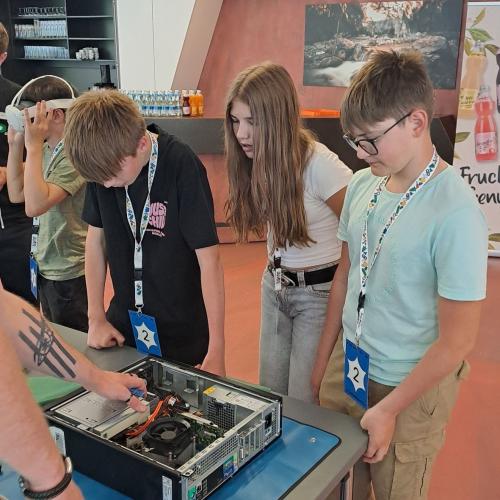 Schüler beobachten einen Stand