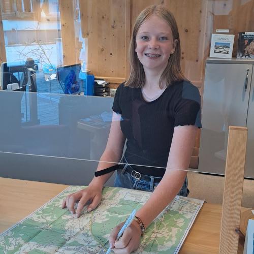Schülerin beim Schnuppern im Tourismusbüro