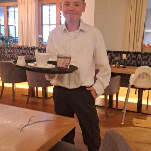 Schüler beim Schnuppern im Gasthaus