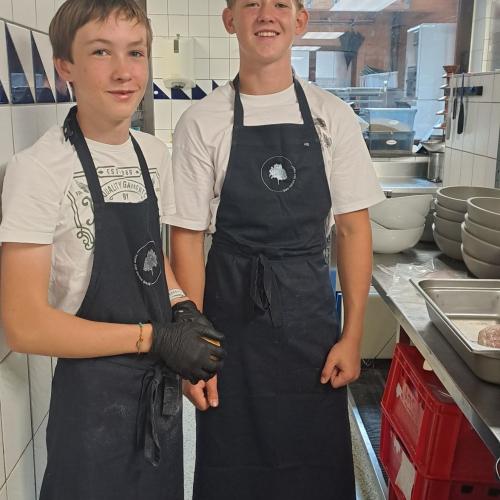 Schüler beim Schnuppern in der Großküche