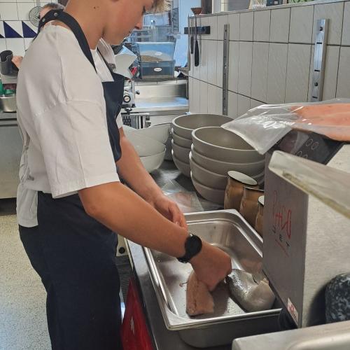 Schüler beim Schnuppern in der Großküche