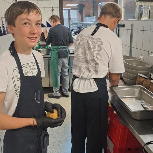 Schüler beim Schnuppern in der Großküche