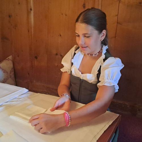 Schülerin beim Schnuppern im Gasthaus