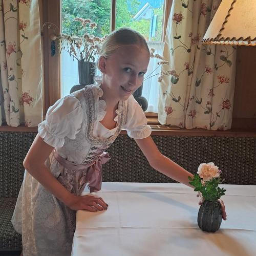 Schülerin beim Schnuppern im Gasthaus