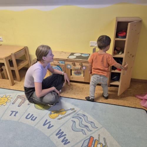 Schülerin betreut Kind in der Kinderkrippe