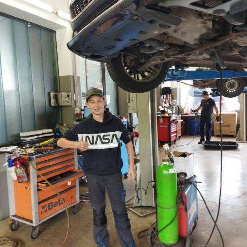 Schüler beim Schnuppern in der Autowerkstatt