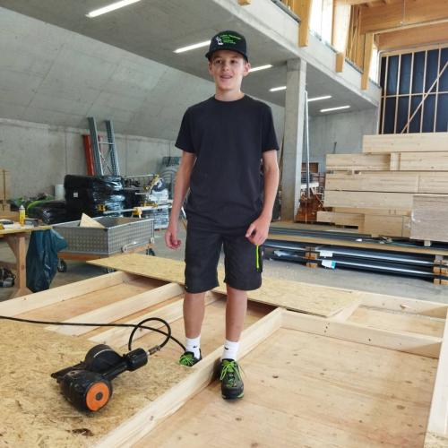 Schüler beim Schnuppern in der Tischlerei