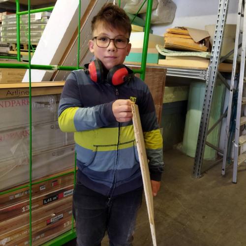 Schüler beim Schnuppern in der Tischlerei