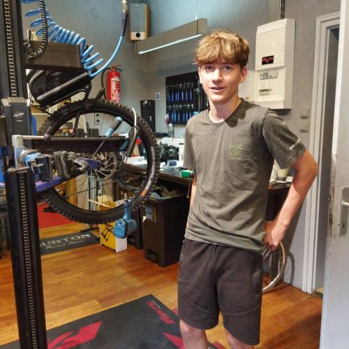 Schüler beim Schnuppern in der Radwerkstatt