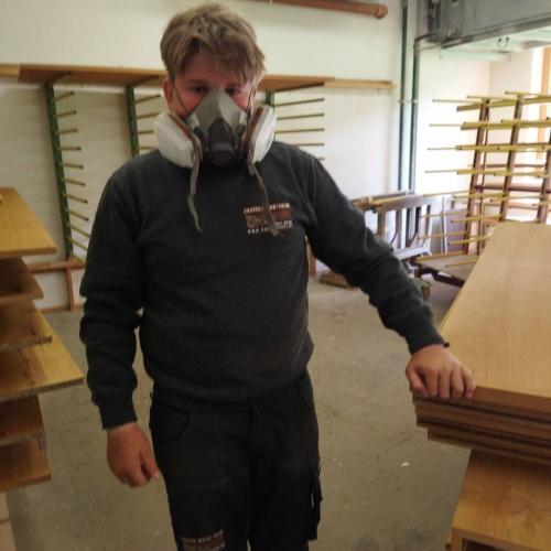 Schüler beim Schnuppern in der Tischlerei