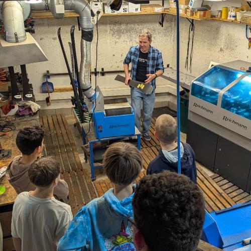 Schüler im Skiverleih