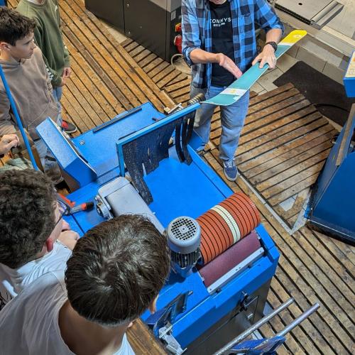 Schüler im Skiverleih