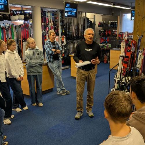 Schüler im Skiverleih