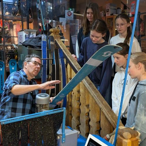 Schüler im Skiverleih