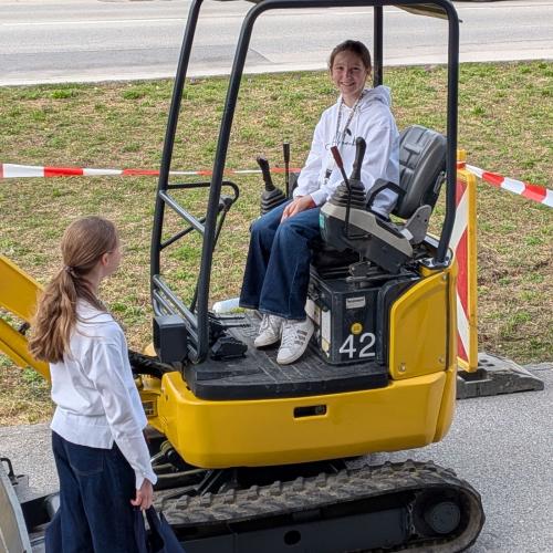 Eine Schülerin im Kleinbagger
