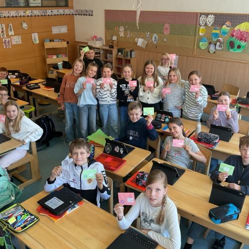 Schüler halten ihre Briefe hoch