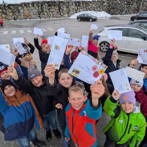 Schüler präsentieren ihre Briefe