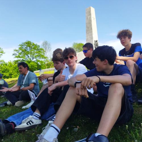 Schülergruppe vor einem Mahnmal in Mauthausen