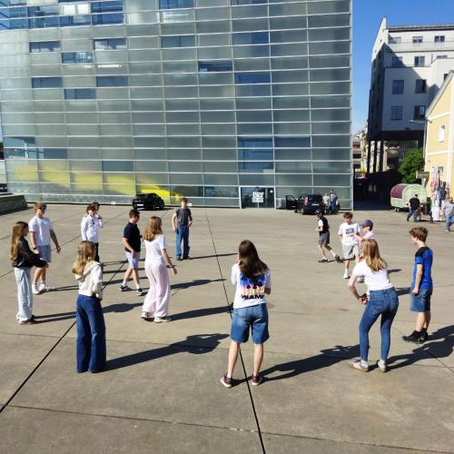 Schüler:innengruppe vor dem Ars Electronica Zentrum