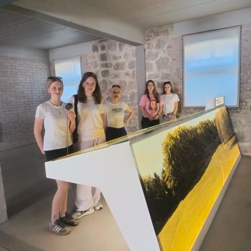 Schülerinnengruppe vor einer Schautafel in Mauthausen