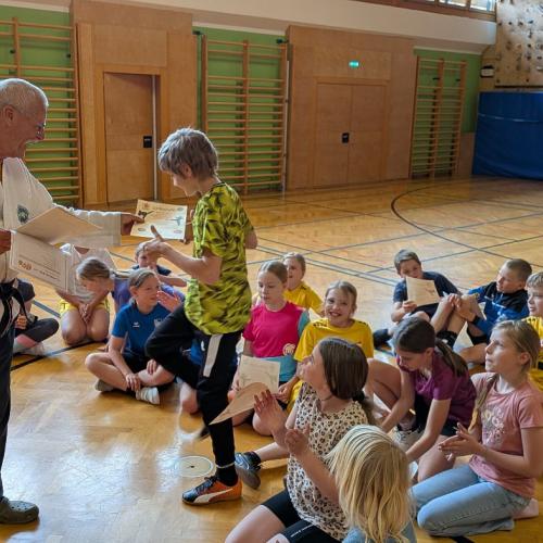 Ein Schüler nimmt die Urkunde entgegen