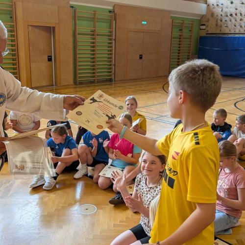 Ein Schüler nimmt die Urkunde entgegen
