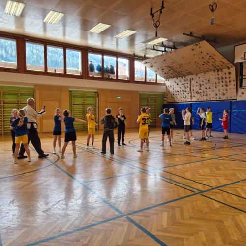 Schülerinnen und Schüler in der Turnhalle beim Selbstverteidigungskurs