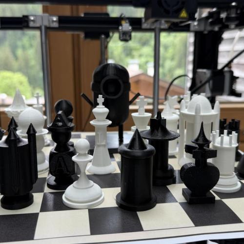 ein Schachbrett mit Schachfiguren in einem 3D Drucker