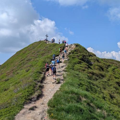 Schüler auf dem Weg zum Gipfel