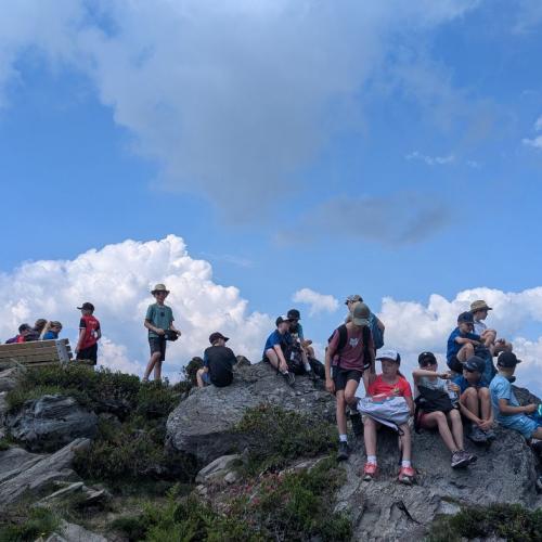 Schüler auf einem Felsen