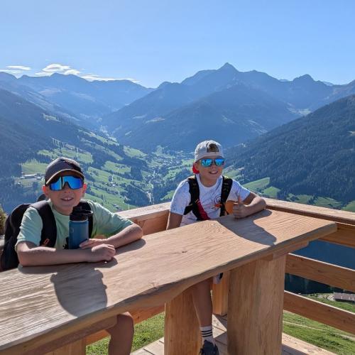 Zwei Schüler auf einer Holzbank