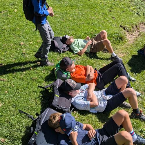 erschöpfte Kinder liegen im Gras