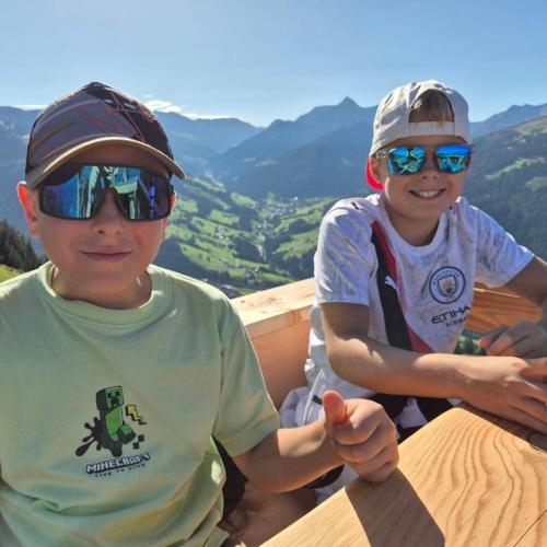 Schüler auf einer Holzbank