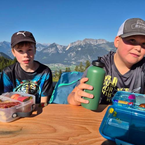 Schüler beim Essen und Trinken