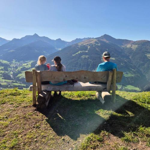 Drei Schüler sitzen auf einer Rastbank