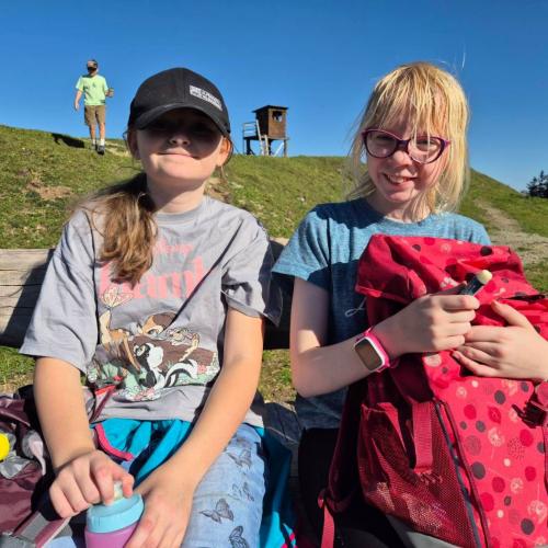 Zwei Kinder mit Rucksack